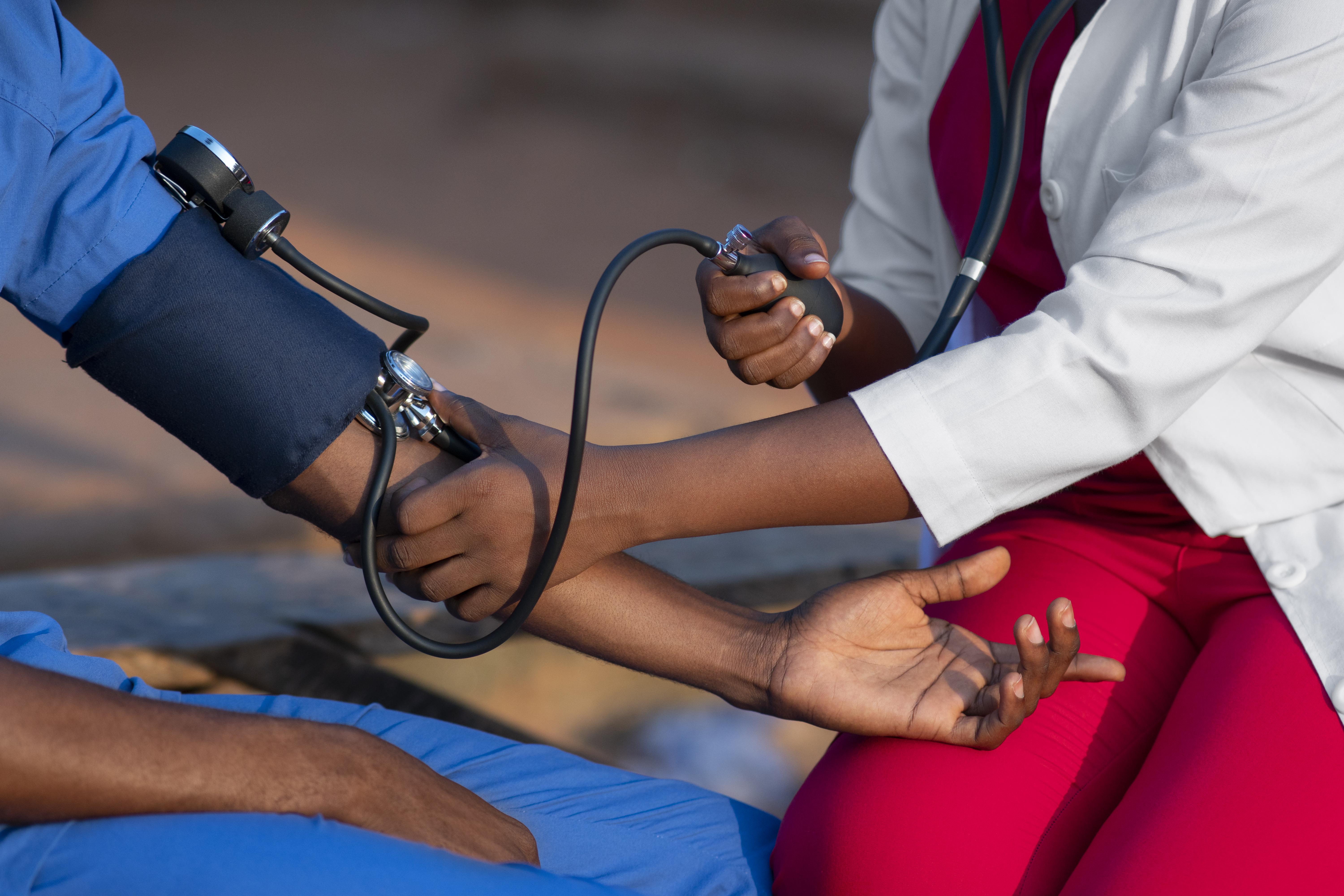 Médecin utilisant une tablette numérique