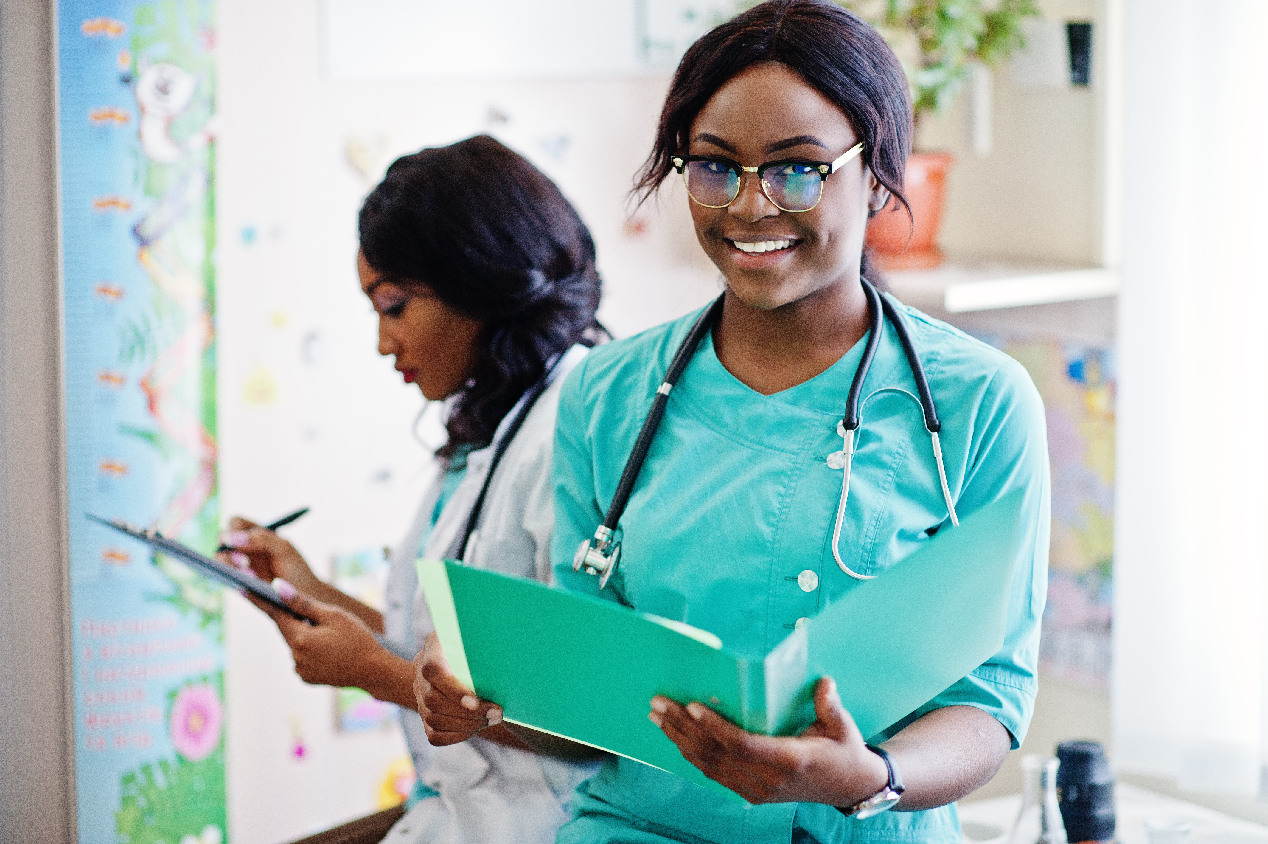 Médecin femme noire analysant des données